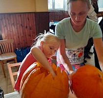 Haloweenské dlabání dýní s lampionovým průvodem