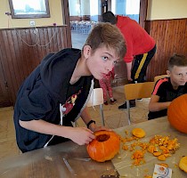 Haloweenské dlabání dýní s lampionovým průvodem