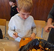 Haloweenské dlabání dýní s lampionovým průvodem