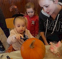 Haloweenské dlabání dýní s lampionovým průvodem