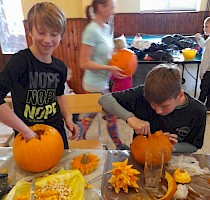 Haloweenské dlabání dýní s lampionovým průvodem