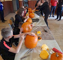 Haloweenské dlabání dýní s lampionovým průvodem