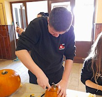 Haloweenské dlabání dýní s lampionovým průvodem