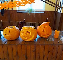 Haloweenské dlabání dýní s lampionovým průvodem
