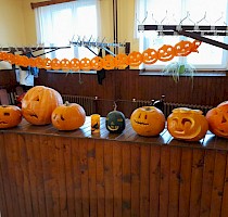 Haloweenské dlabání dýní s lampionovým průvodem