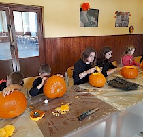 Haloweenské dlabání dýní s lampionovým průvodem