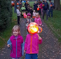 Haloweenské dlabání dýní s lampionovým průvodem