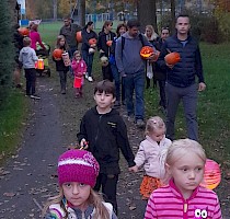 Haloweenské dlabání dýní s lampionovým průvodem