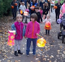 Haloweenské dlabání dýní s lampionovým průvodem