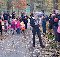 Haloweenské dlabání dýní s lampionovým průvodem