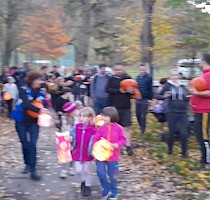 Haloweenské dlabání dýní s lampionovým průvodem