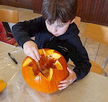 Haloweenské dlabání dýní s lampionovým průvodem