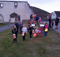 Haloweenské dlabání dýní s lampionovým průvodem