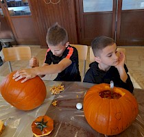 Haloweenské dlabání dýní s lampionovým průvodem