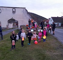 Haloweenské dlabání dýní s lampionovým průvodem