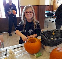 Haloweenské dlabání dýní s lampionovým průvodem