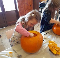 Haloweenské dlabání dýní s lampionovým průvodem