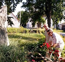 Ukládání květin k pomníku Jana Husa při 600.výročí od jeho upálení