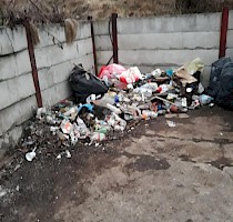 Úložiště plastového odpadu před úklidem